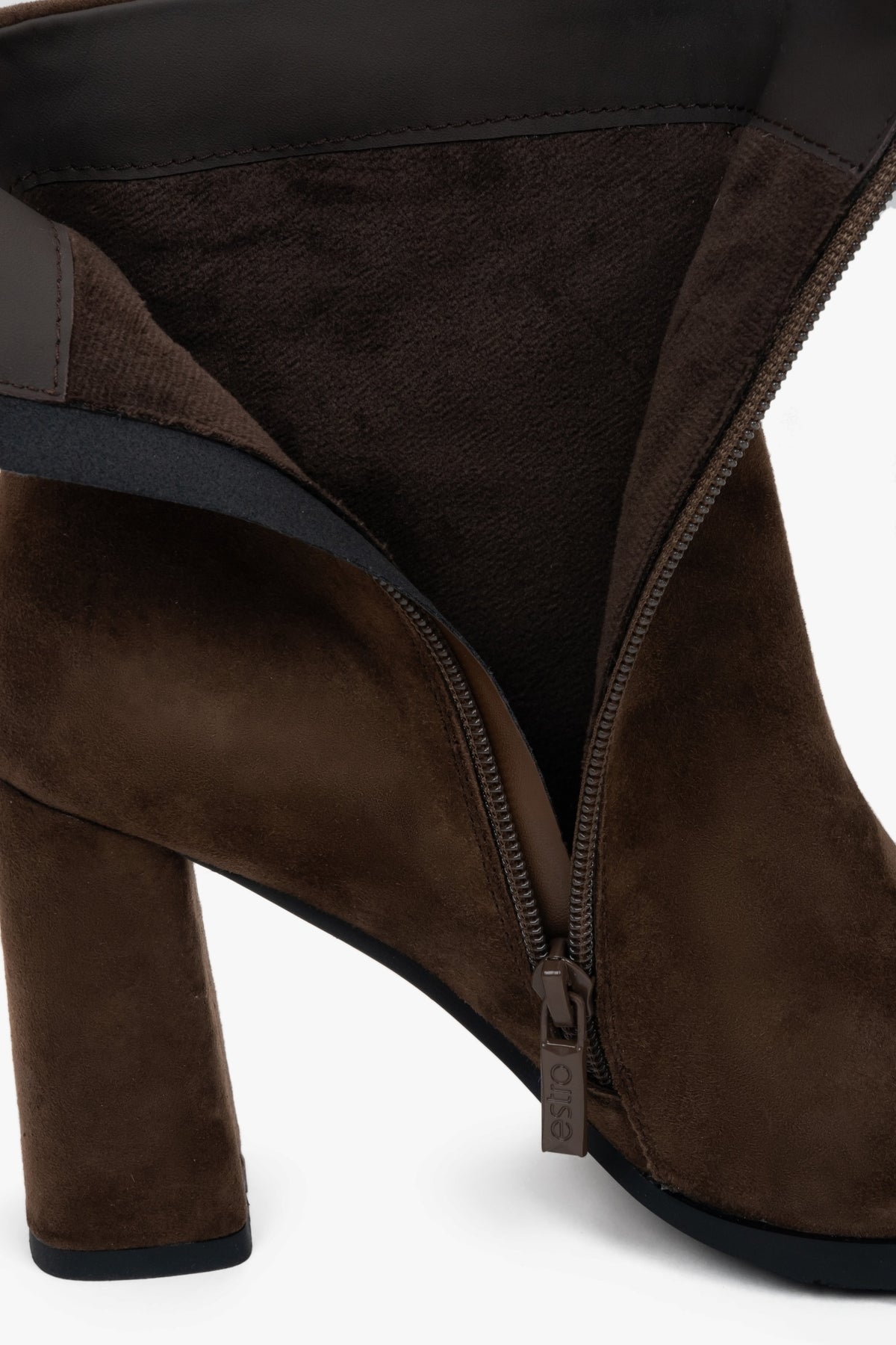 Z weluru naturalnego, ciemnobrązowe botki damskie na słupku Estro.
