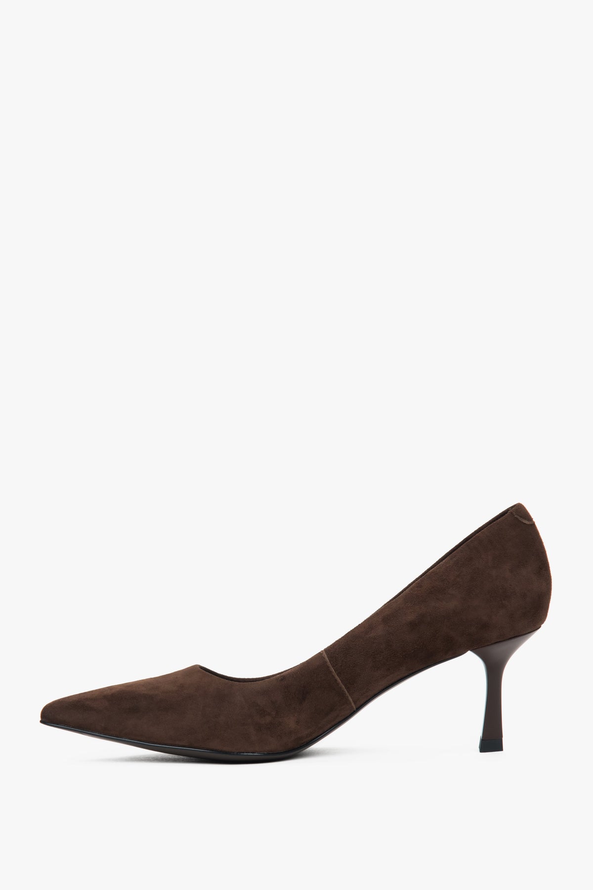 Klasyczne ciemnobrązowe czółenka damskie z naturalnego weluru – uniwersalny model, który łączy elegancję z bezkompromisową wygodą.