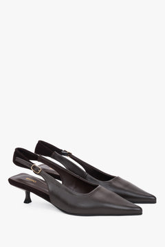 Ciemnobrązowe czółenka damskie typu slingback na obcasie kitten heel.