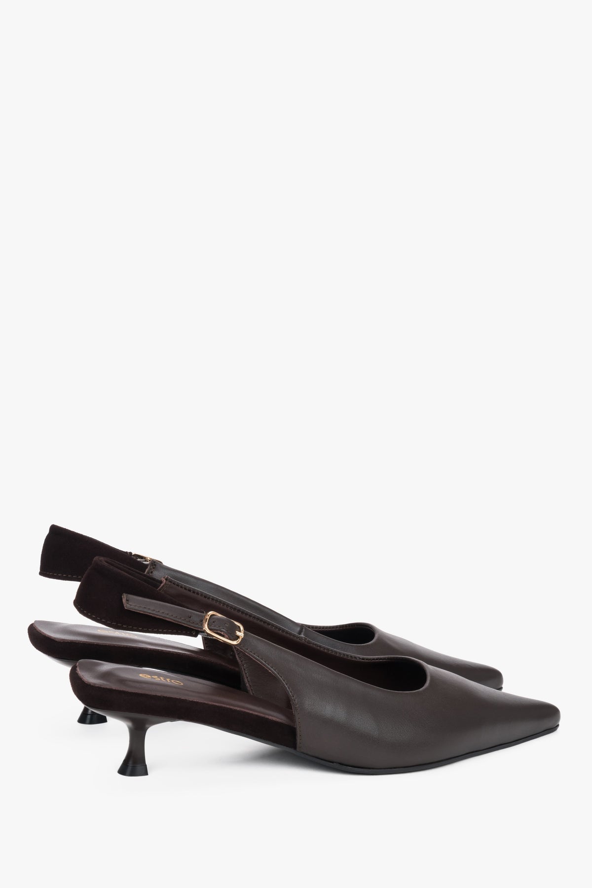 Ciemnobrązowe czółenka damskie Estro, typu slingback, na obcasie kitten heel.