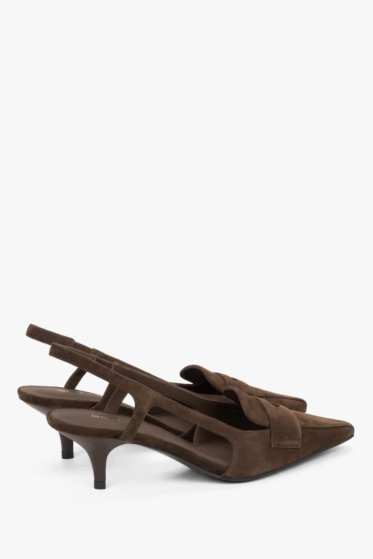 Z weluru naturalnego, ciemnobrązowe czółenka - slingbacki damskie na obcasie typu kitten heel Estro.