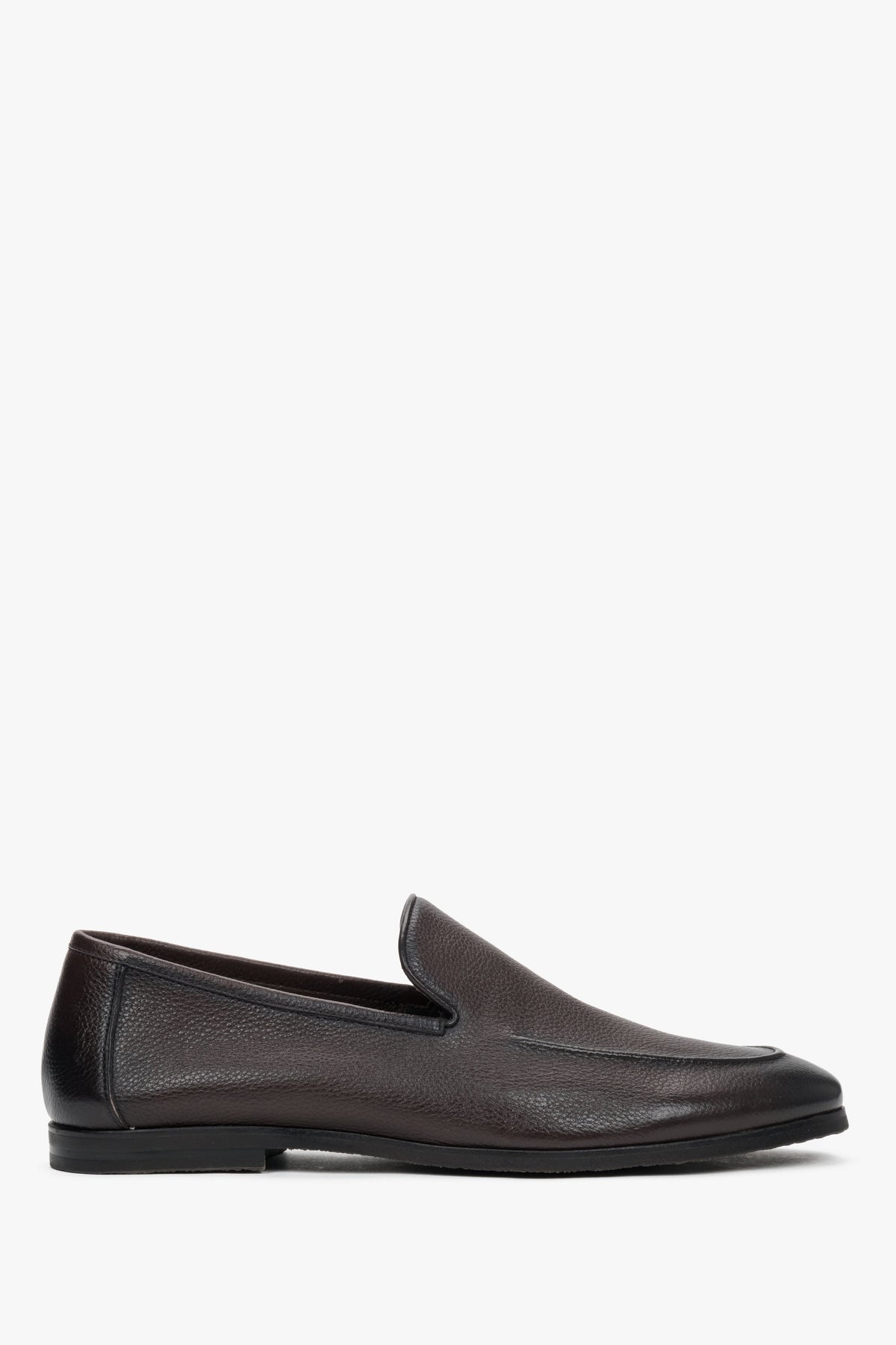 Ciemnobrązowe formalne loafersy męskie ze skóry naturalnej.