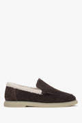 Ciemnobrązowe loafersy damskie na zimę z weluru naturalnego i futrzanym wsadem Estro ER00118322.