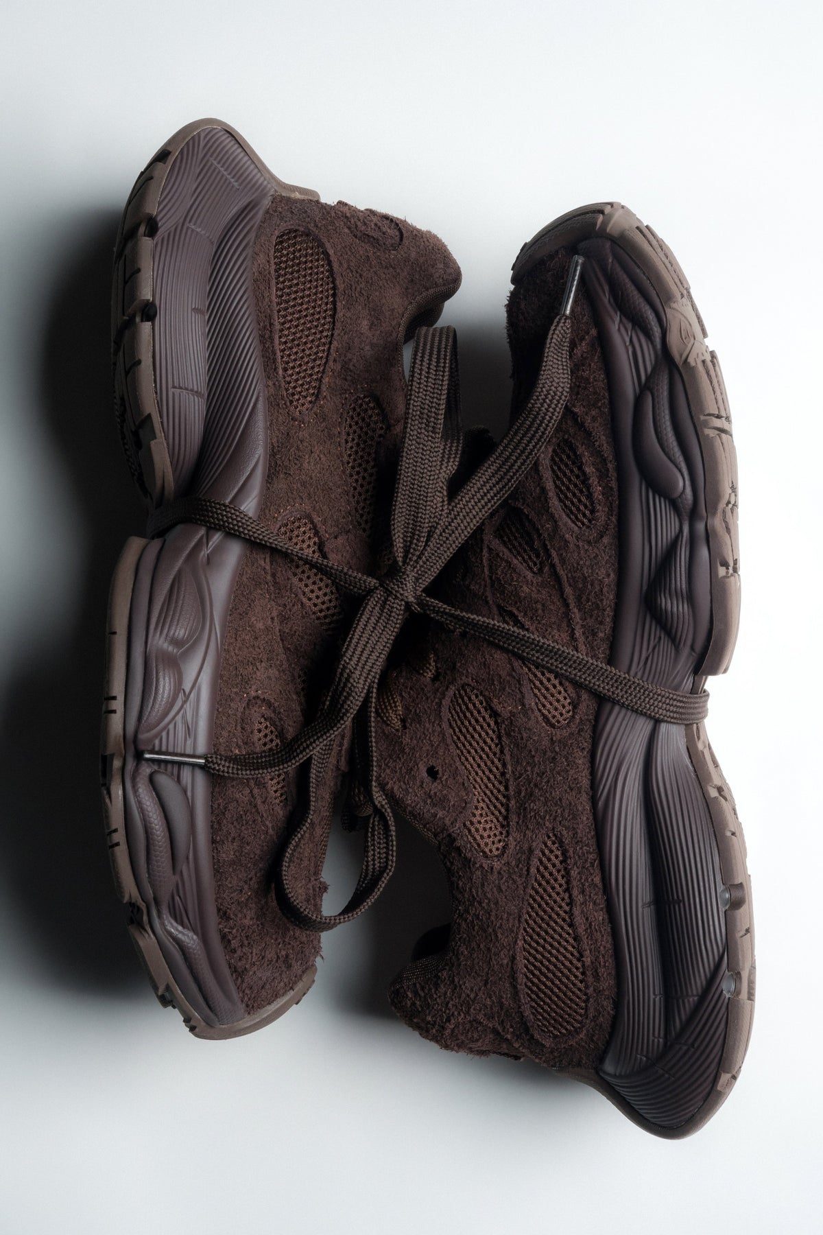 Ciemnobrązowe sneakersy damskie z miękkiego weluru na sprężystej platformie ES8