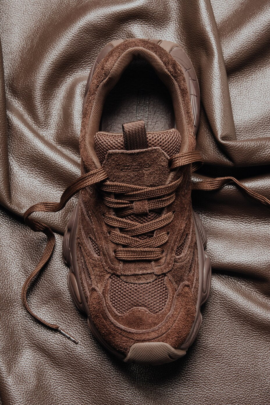 ES8 - ciemnobrązowe sneakersy damskie z miękkiego weluru na sprężystej platformie.