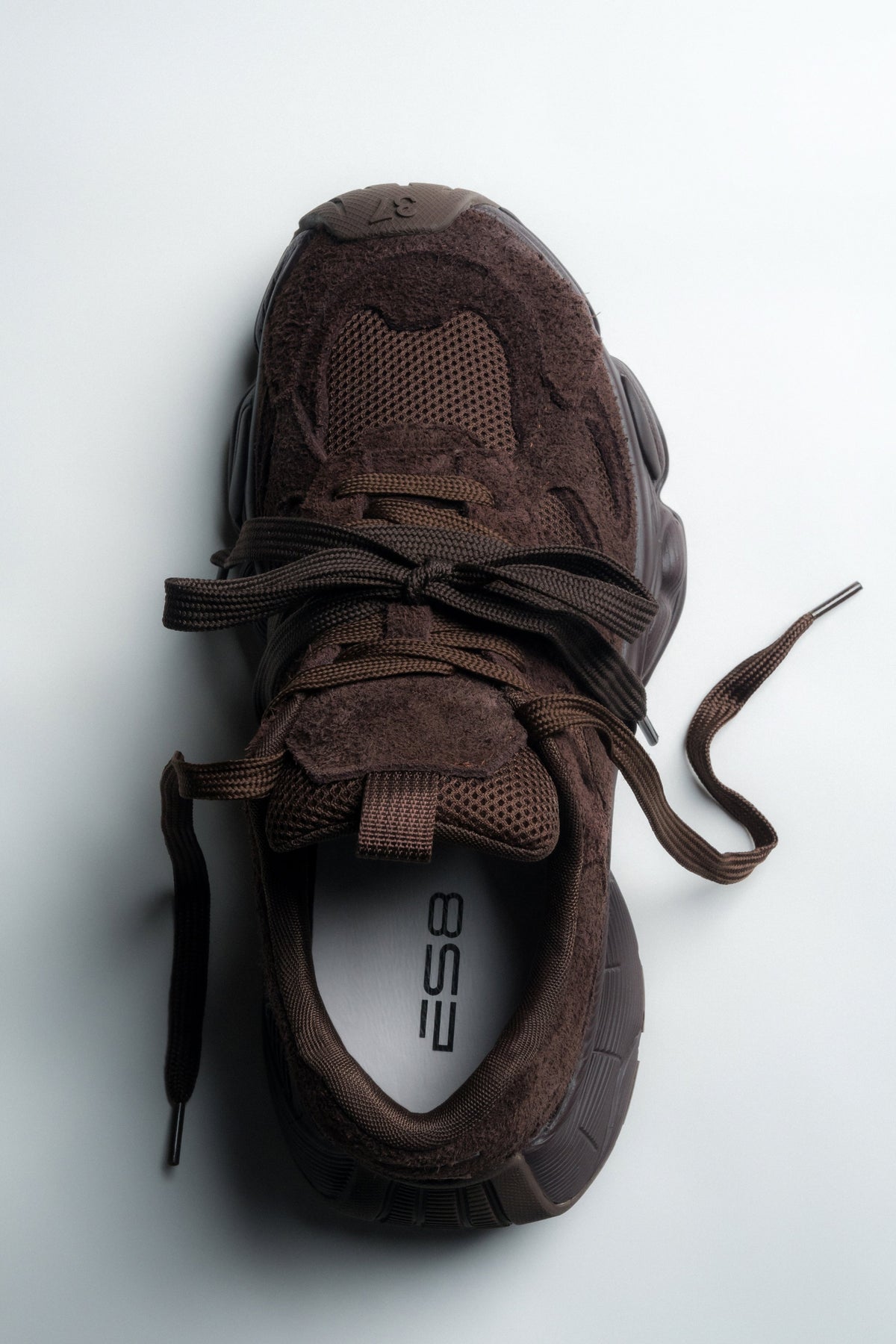 Damskie ciemnobrązowe sneakersy z miękkiego weluru na sprężystej platformie ES8.