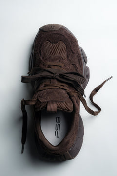 Damskie ciemnobrązowe sneakersy z miękkiego weluru na sprężystej platformie ES8.