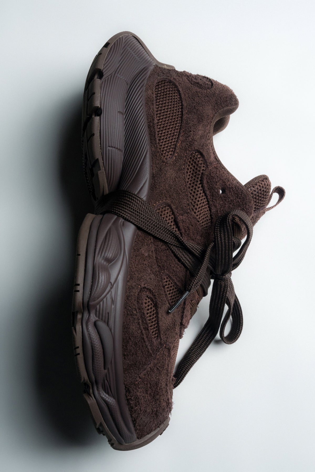 Sneakersy damskie na sprężystej platformie, ciemnobrązowe, z miękkiego weluru, ES8.