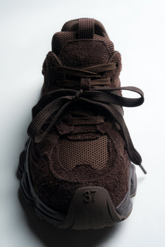 Z miękkiego weluru, ciemnobrązowe sneakersy damskie na sprężystej platformie ES8.