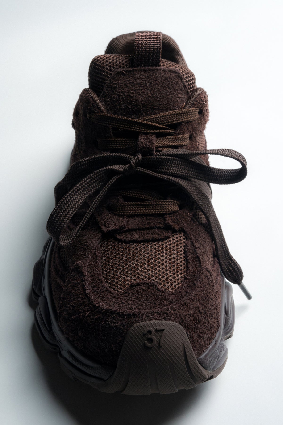 Z miękkiego weluru, ciemnobrązowe sneakersy damskie na sprężystej platformie ES8.
