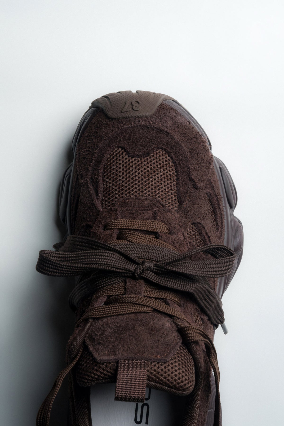 Ciemnobrązowe sneakersy damskie ES8, na sprężystej platformie, z miękkiego weluru.