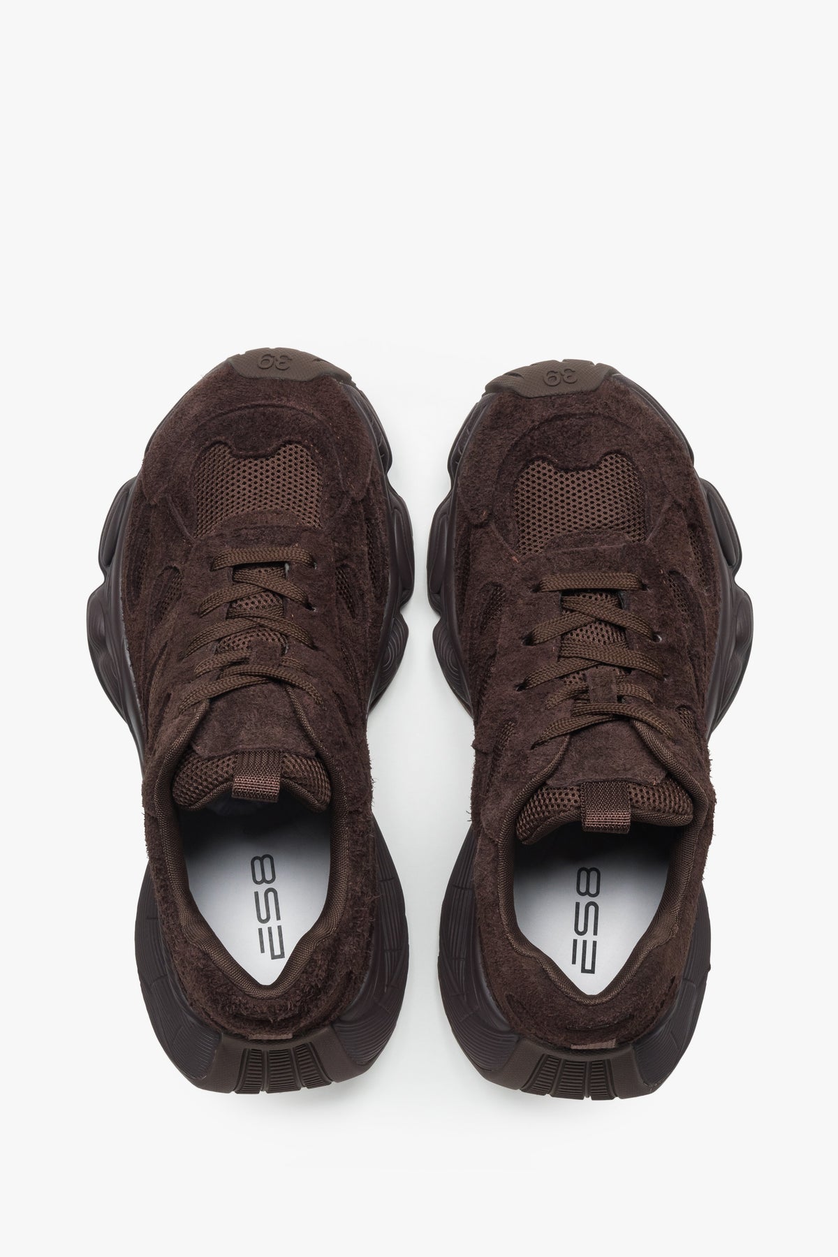 Ciemnobrązowe sneakersy damskie z miękkiego weluru na sprężystej platformie.