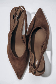 Ciemnobrązowe welurowe czółenka damskie typu slingback na obcasie Estro ER00119044.