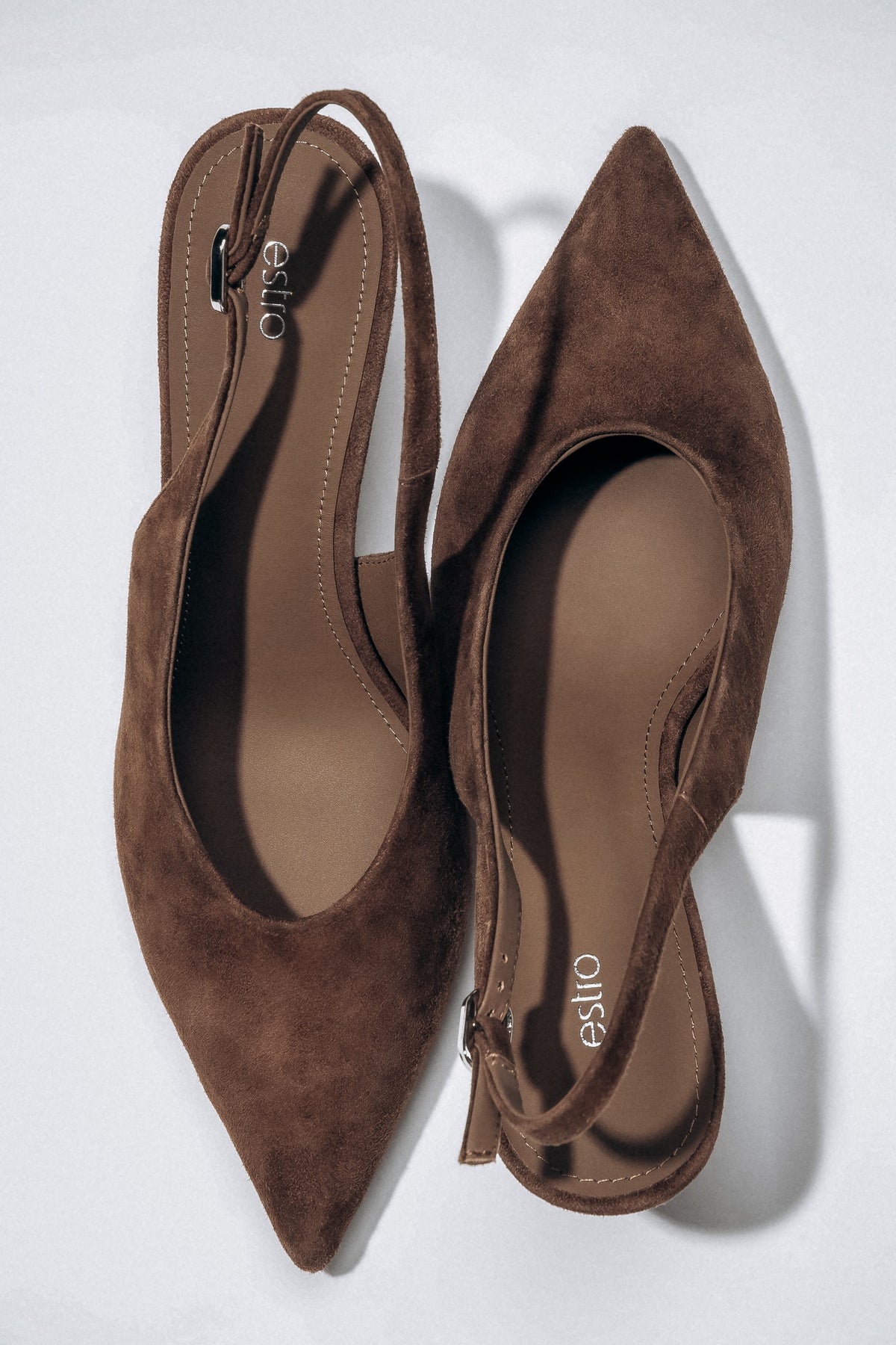 Ciemnobrązowe welurowe czółenka damskie typu slingback na obcasie Estro ER00119044.