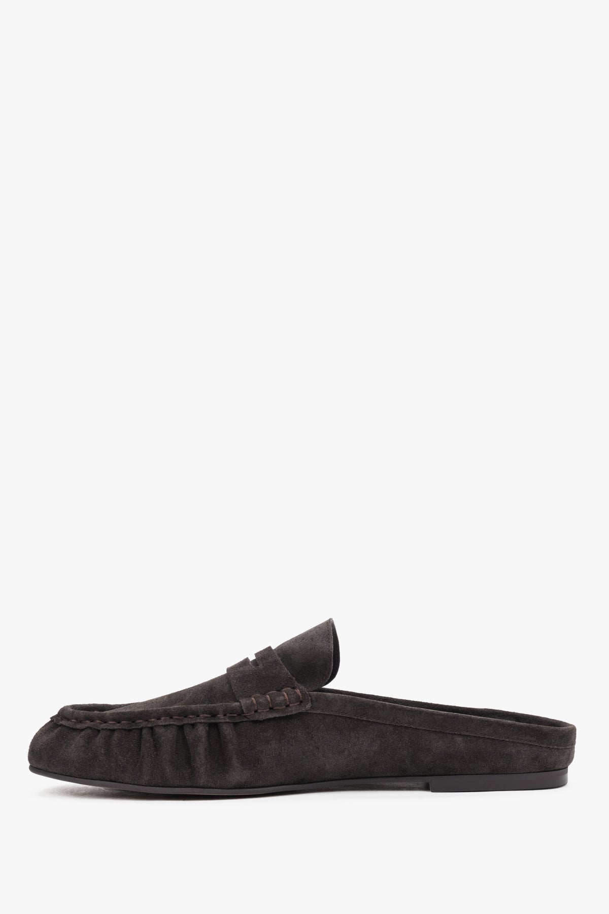 Eleganckie, wsuwane klapki damskie ukazujące niski, stabilny profil podeszwy oraz luksusowe wykończenie.