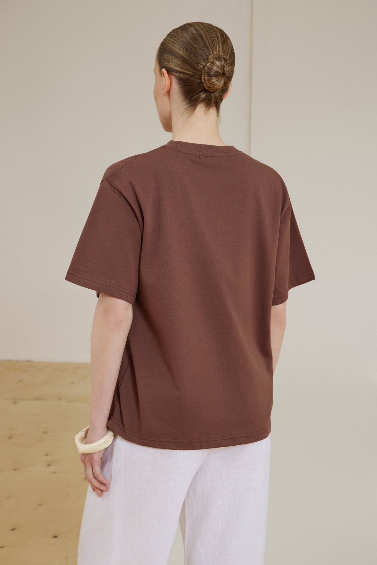 Damski ciemnobrązowy bawełniany T-shirt z obniżoną linią ramion o pudełkowym kroju Estro.