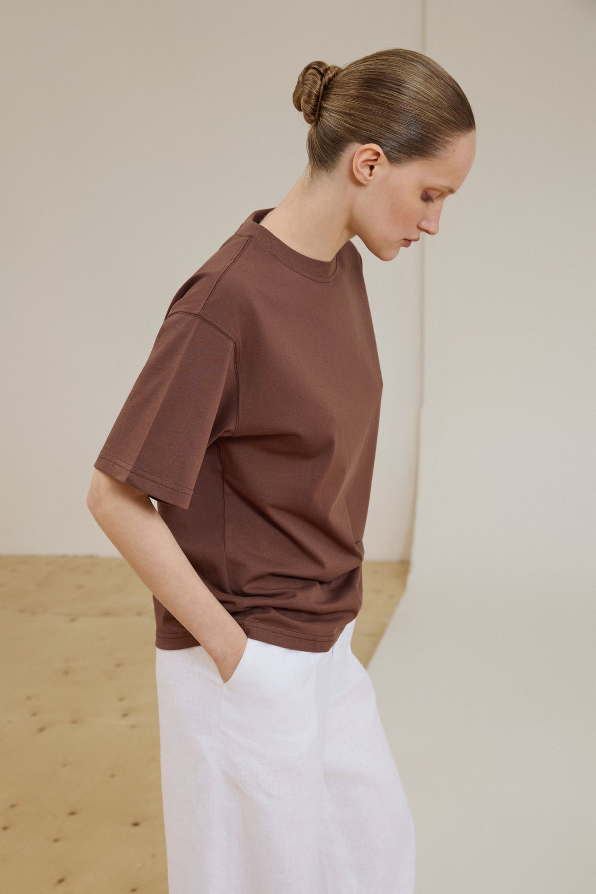 T-shirt damski, ciemnobrązowy, bawełniany, z obniżoną linią ramion, o pudełkowym kroju, Estro.