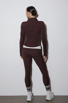Bluza ze stójką i spodnie slim fit w ciemnobrązowym komplecie dresowym Estro.