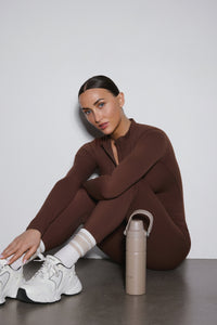 Ciemnobrązowy sportowy kombinezon damski slim fit z długim rękawem Estro ER00119505.