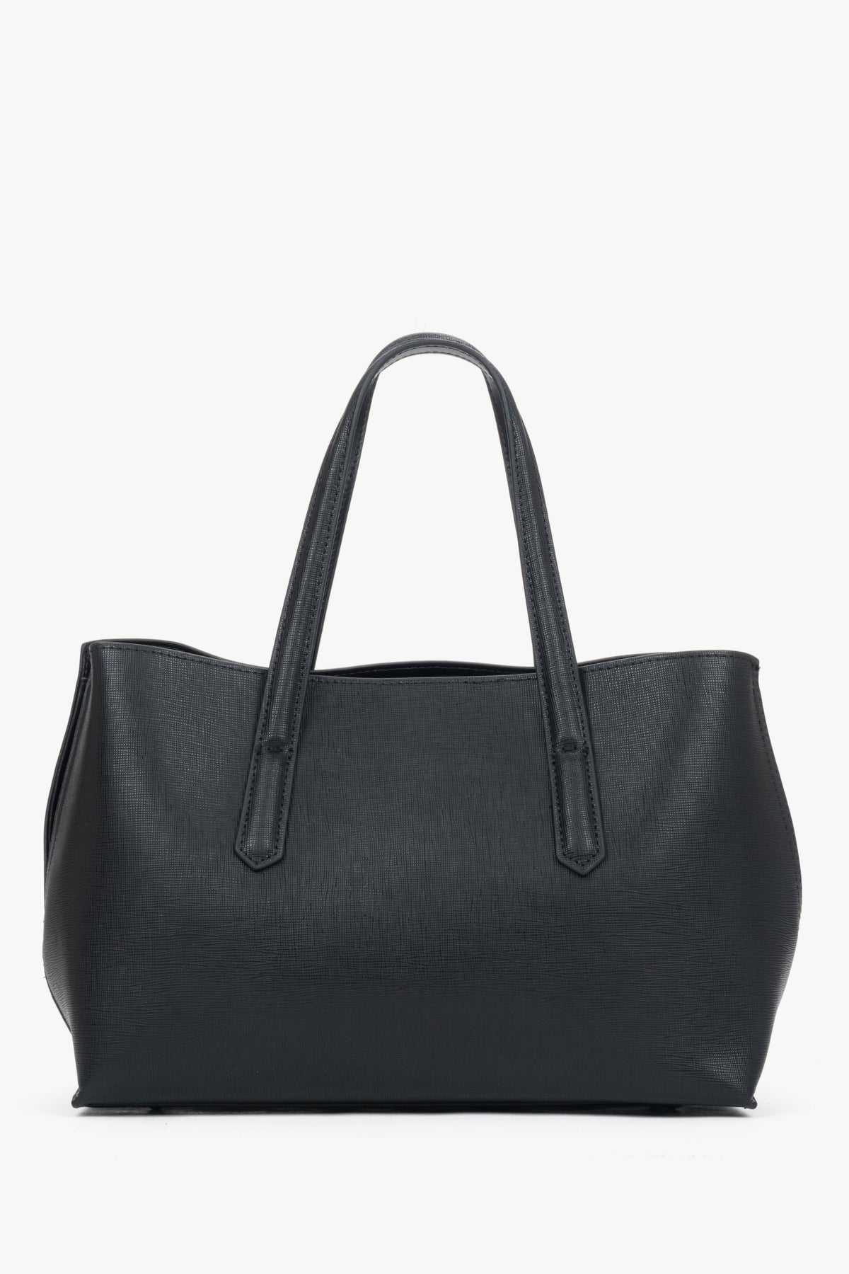 Elegancka czarna torebka typu tote ze skóry naturalnej o klasycznej i pojemnej formie.