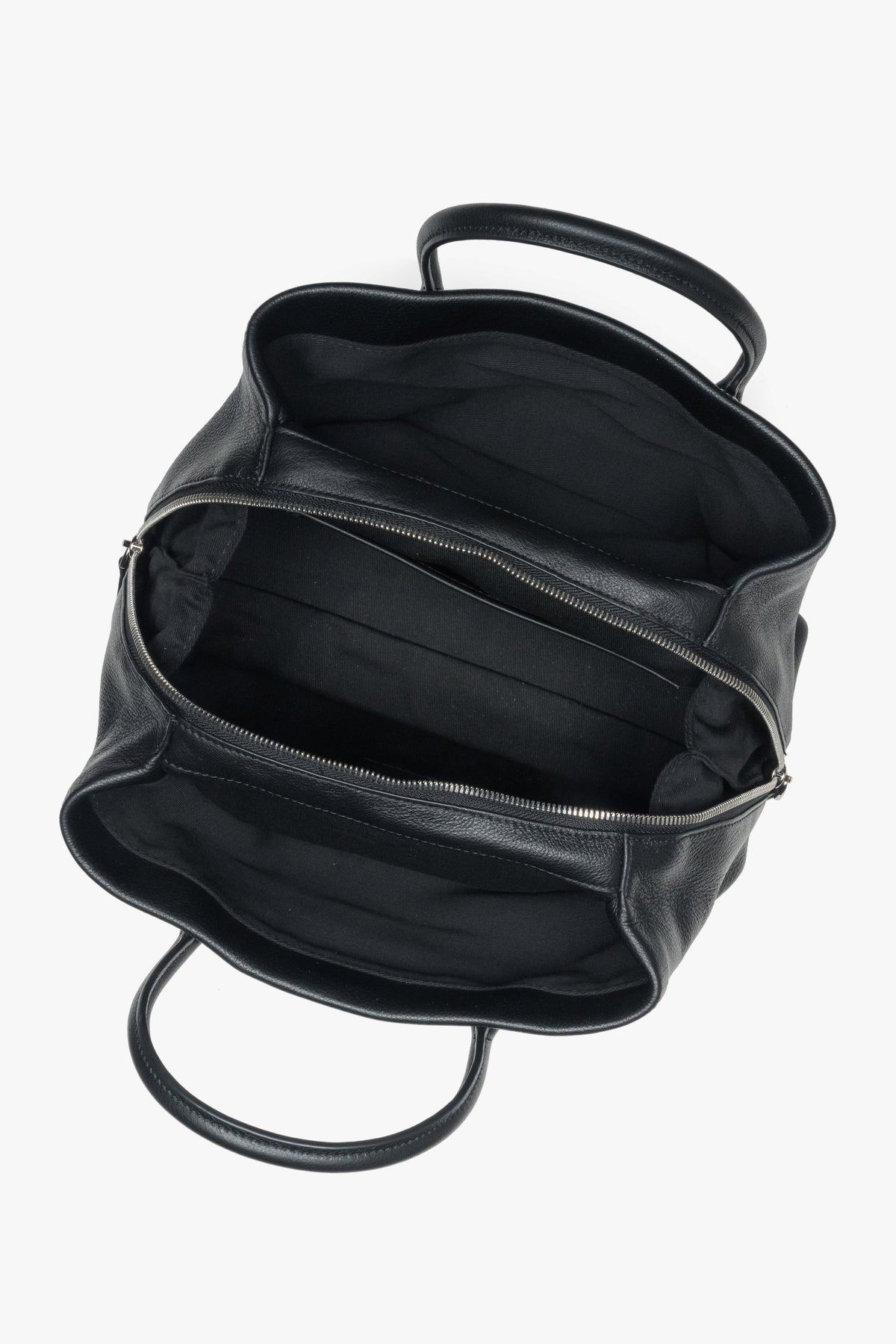 Czarna torebka do ręki Estro, wykonana z naturalnej skóry groszkowej - prezentacja wnętrza modelu.