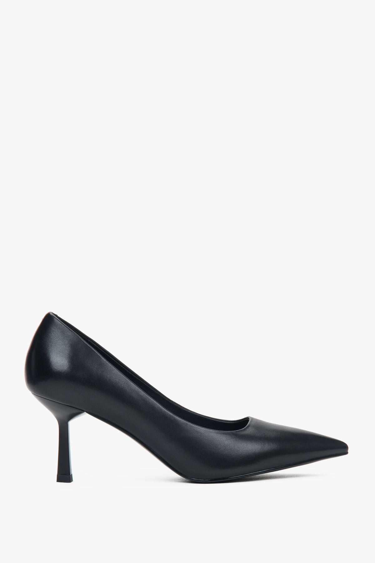 Czarne buty damskie na obcasie w szpic ze skóry naturalnej.