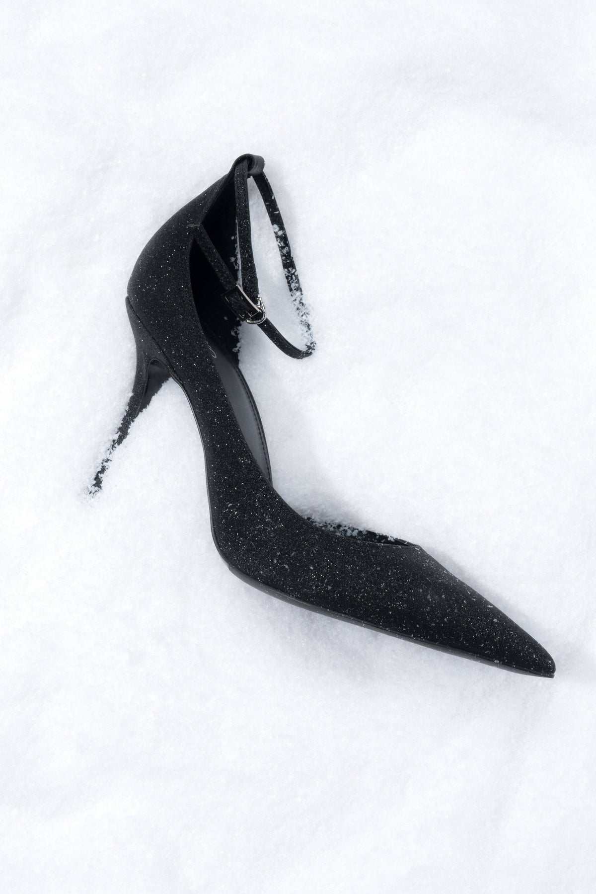 Czarne buty damskie na wysokim obcasie ze sprzączką.
