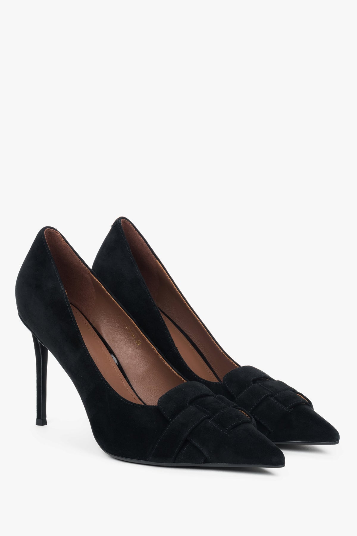 Czarne buty na wysokim obcasie z ozdobną aplikacją z weluru naturalnego.