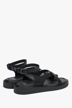 Ze skóry naturalnej, czarne casualowe sandały damskie na grubej podeszwie Estro.