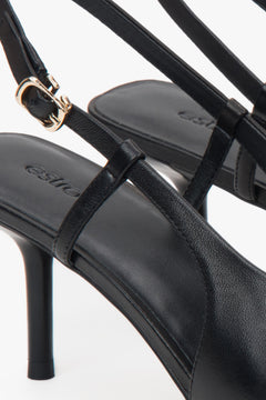 Czarne czółenka damskie Estro, z odkrytą piętą, typu slingback, na stabilnej szpilce.