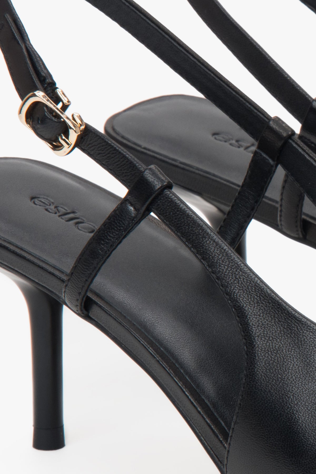 Czarne czółenka damskie Estro, z odkrytą piętą, typu slingback, na stabilnej szpilce.