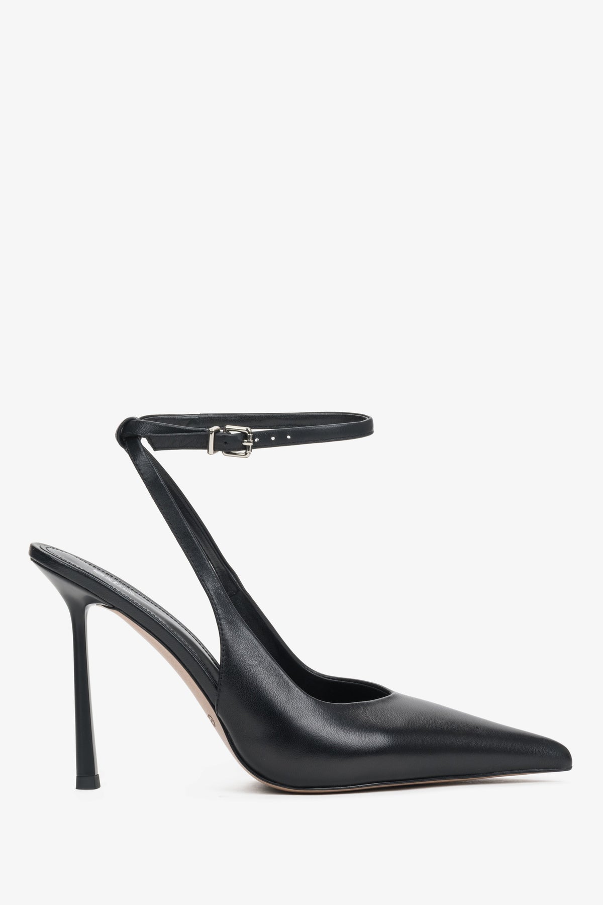 Czarne czółenka damskie z odkrytą piętą typu slingback ze skóry naturalnej.
