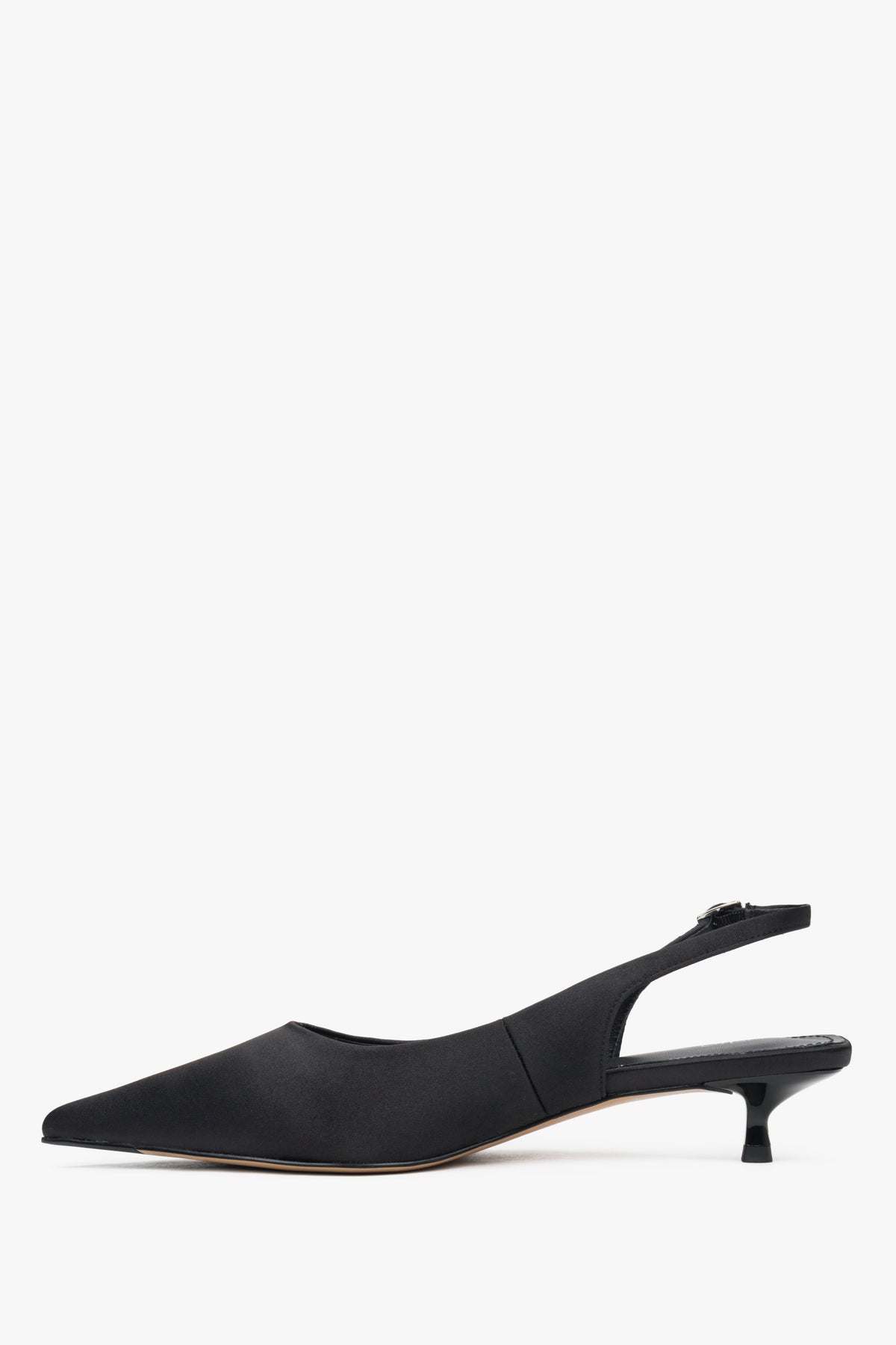 Komfortowe czarne czółenka damskie Estro z miękkich tekstyliów, o fasonie slingback i na niskim obcasie.