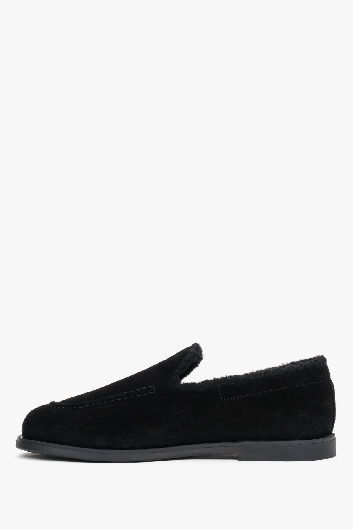 Czarne loafersy damskie z weluru naturalnego ocieplane sztucznym futrem Estro.
