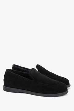 Eleganckie czarne loafersy damskie Estro z naturalnego weluru i sztucznego futra.
