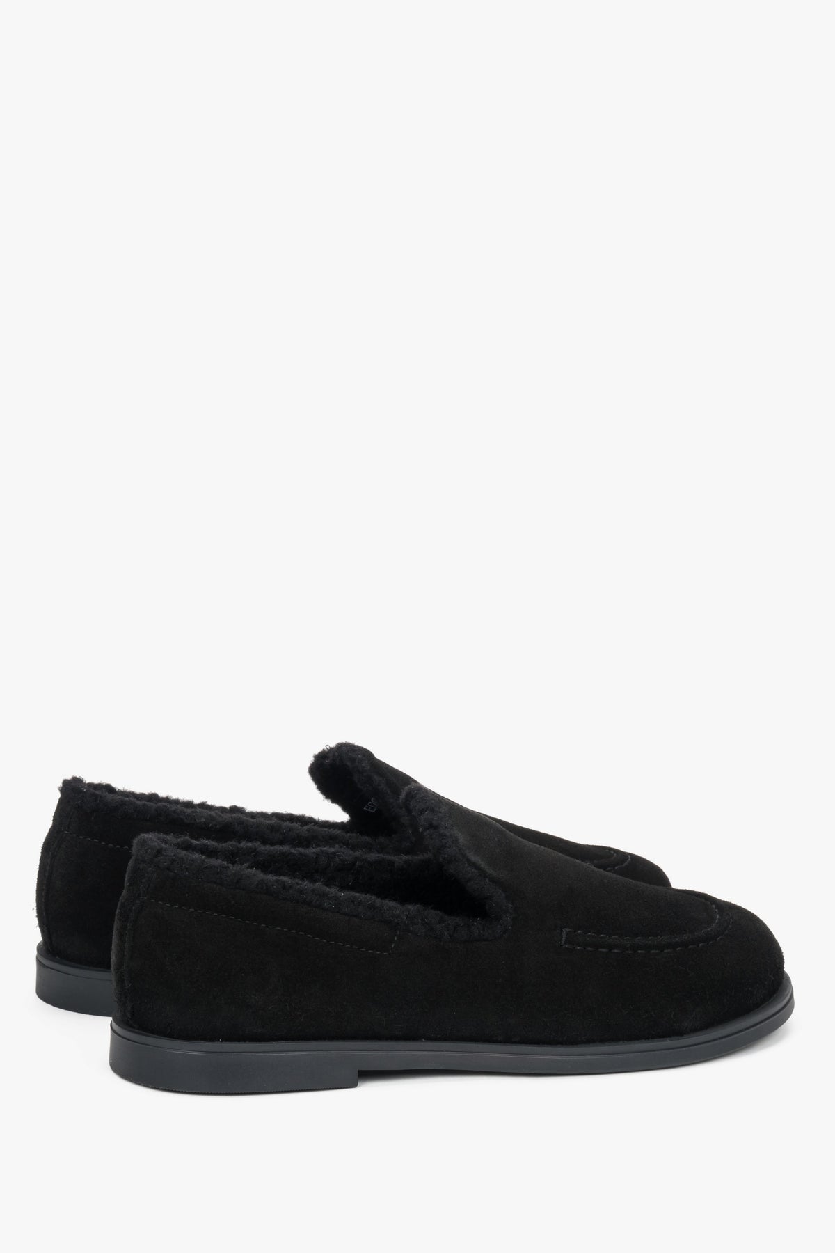 Czarne buty damskie typu loafersy z naturalnego weluru ocieplane futerkiem Estro.
