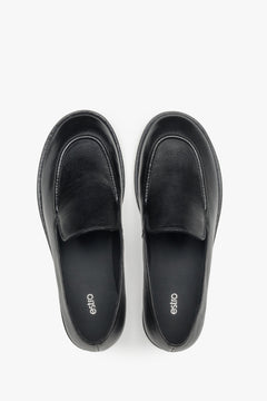 Czarne loafersy damskie ze skóry naturalnej na płaskiej podeszwie Estro ER00118012.