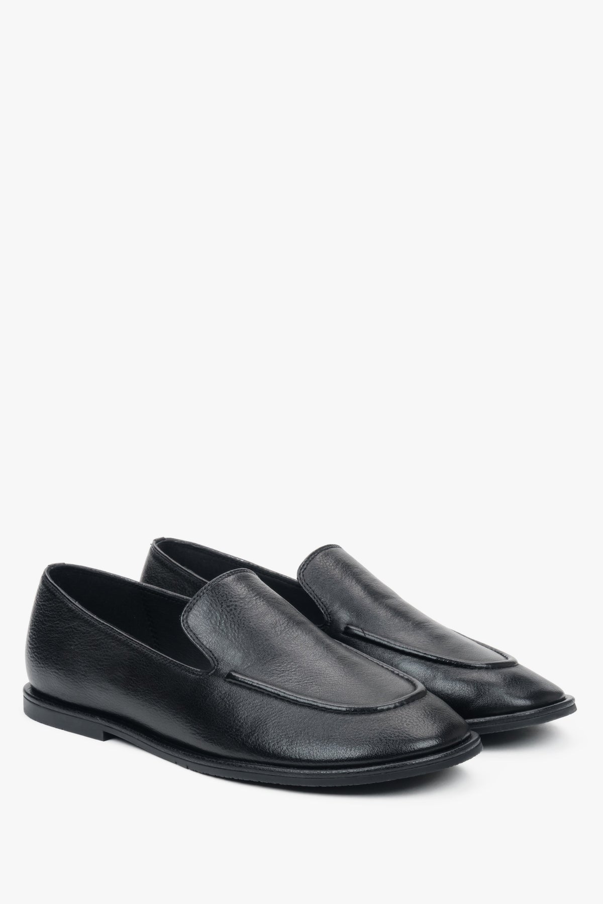Czarne loafersy damskie ze skóry naturalnej na płaskiej podeszwie.