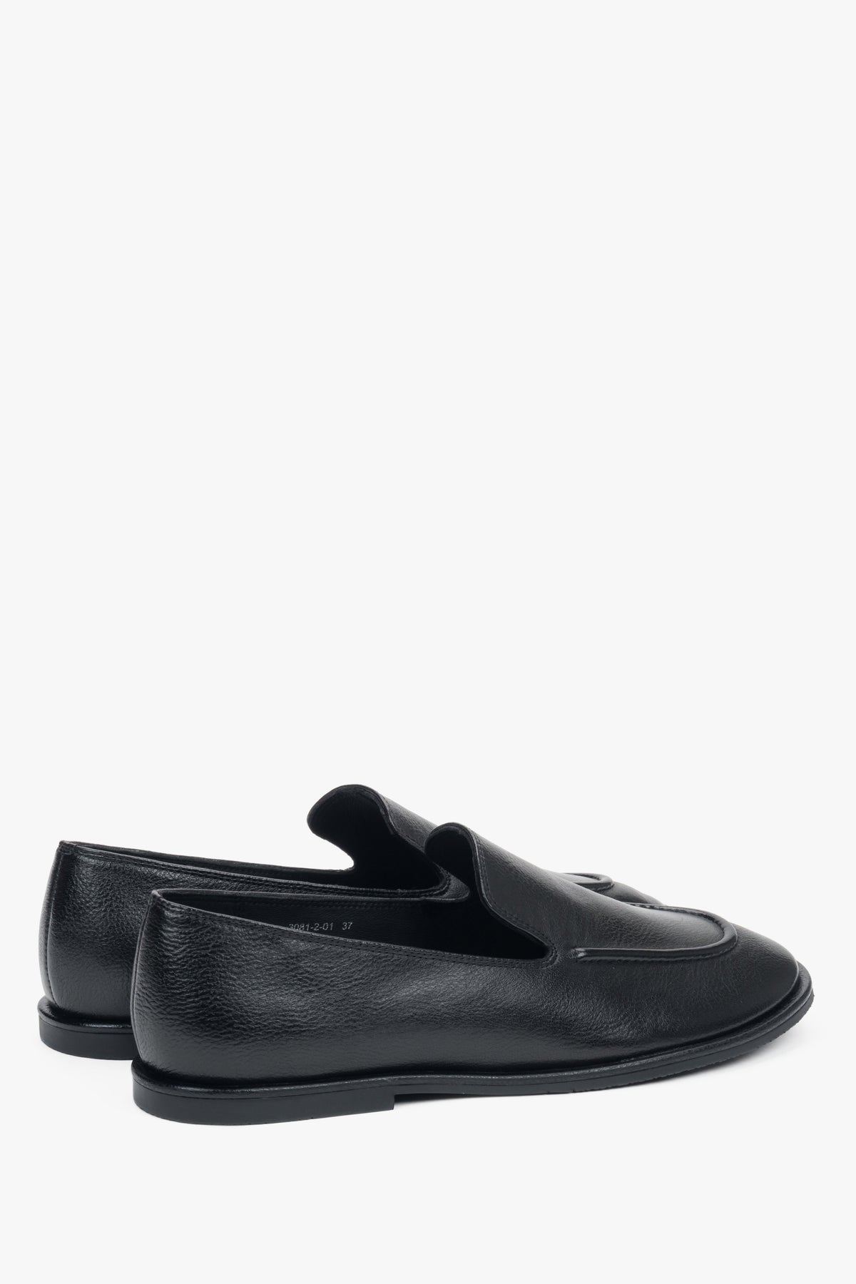 Ze skóry naturalnej, czarne loafersy damskie na płaskiej podeszwie Estro.