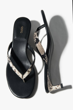 Czarne skórzane japonki damskie z animalistycznym wzorem na niskim obcasie Estro ER00117879.