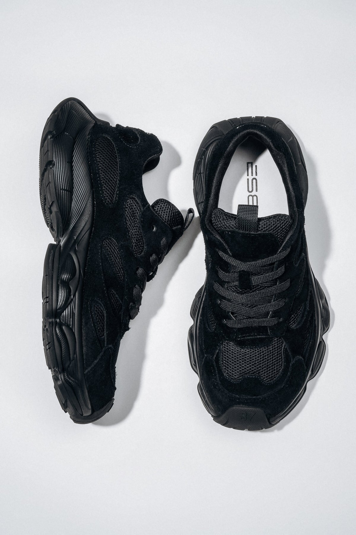 Czarne sneakersy damskie z miękkiego weluru na sprężystej platformie ES8 ER00118869
