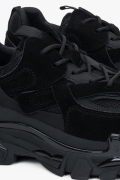 Czarne sneakersy damskie na grubej podeszwie ES8 - zbliżenie na detale.