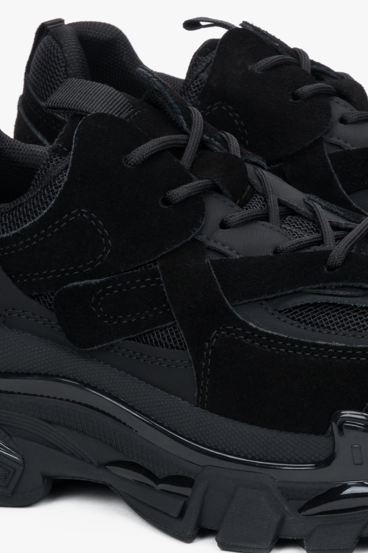 Czarne sneakersy damskie na grubej podeszwie ES8 - zbliżenie na detale.