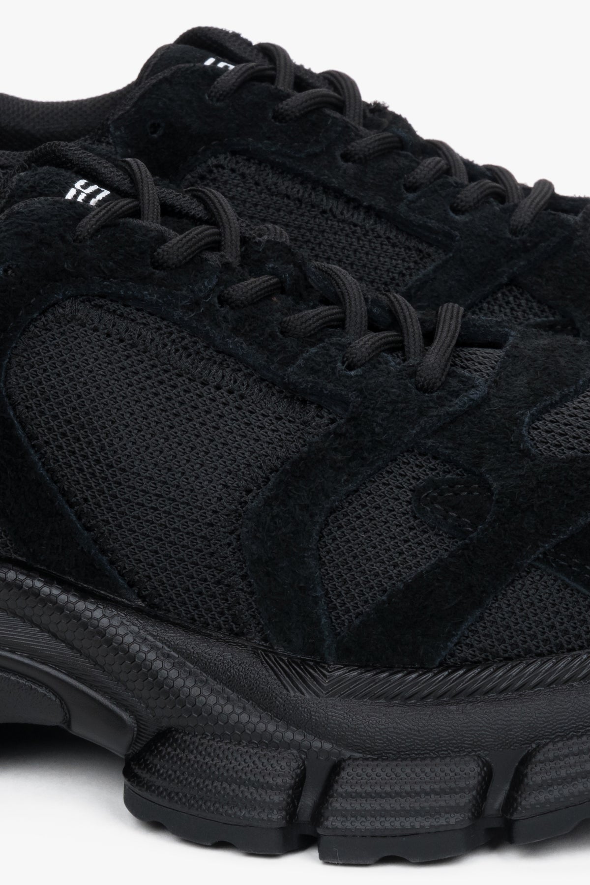 Czarne sneakersy damskie z weluru naturalnego i przewiewnej siateczki na platformie - detale.