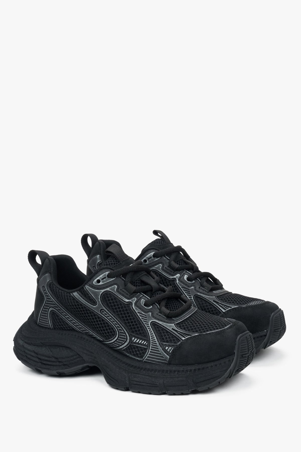 Czarne sportowe sneakersy damskie ES8, wykonane z połączenia ekoskóry i przewiewnej siateczki.