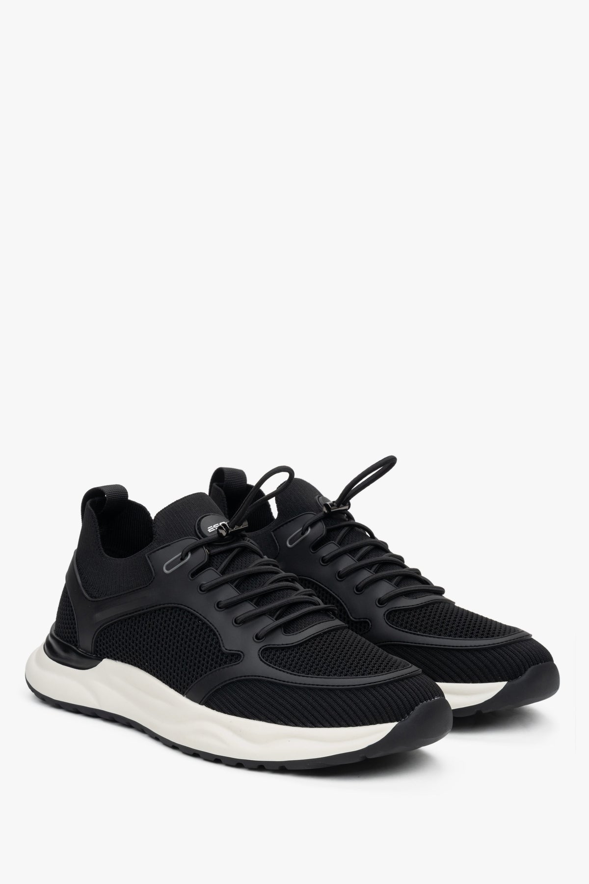 Czarne sportowe sneakersy męskie z miękkich tekstyliów i przewiewnej siateczki.