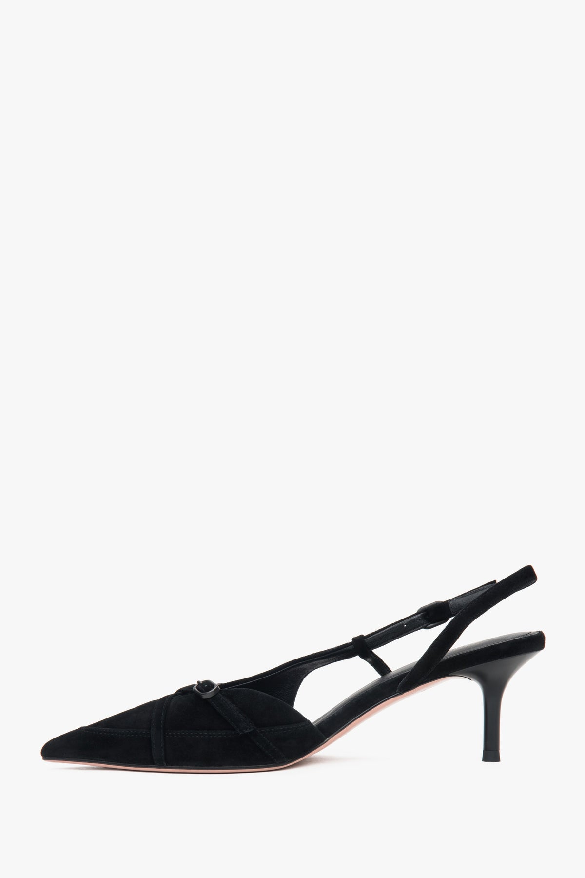Czarne welurowe czółenka slingback z niskim obcasem.