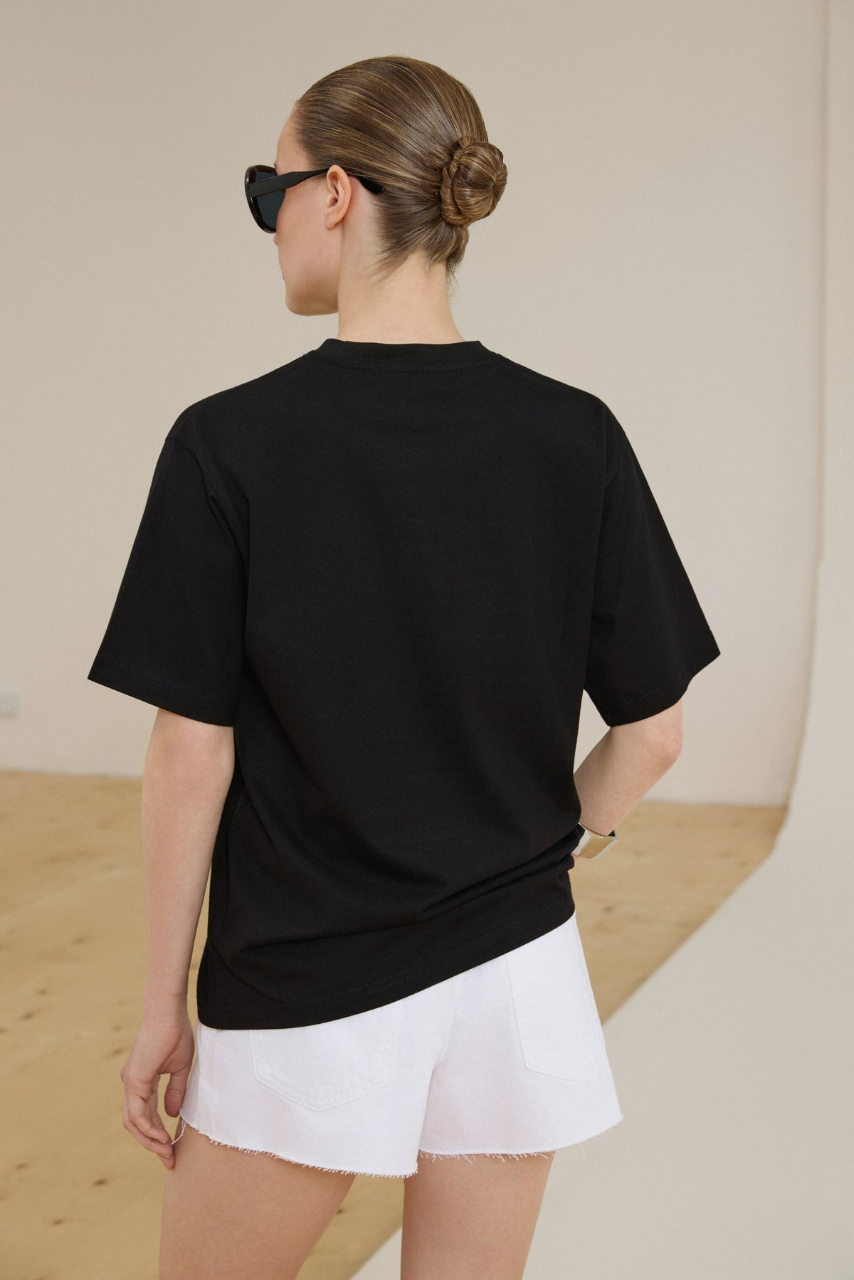 T-shirt damski, czarny, bawełniany, z obniżoną linią ramion, o pudełkowym kroju, Estro.
