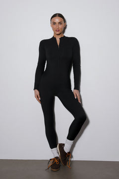 Czarny sportowy kombinezon damski slim fit z długim rękawem Estro ER00119506.