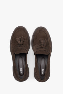 Z włoskiego weluru naturalnego Premium, czekoladowe loafersy damskie z chwostem Estro.